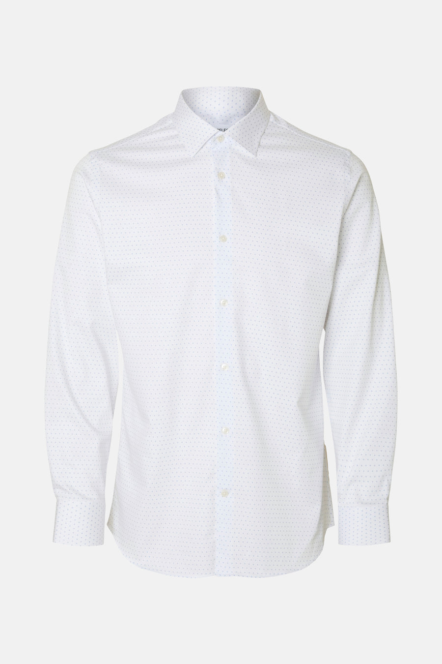 Chemise blanche à manches longues de SELECTED, avec un motif à petits pois bleus subtil.