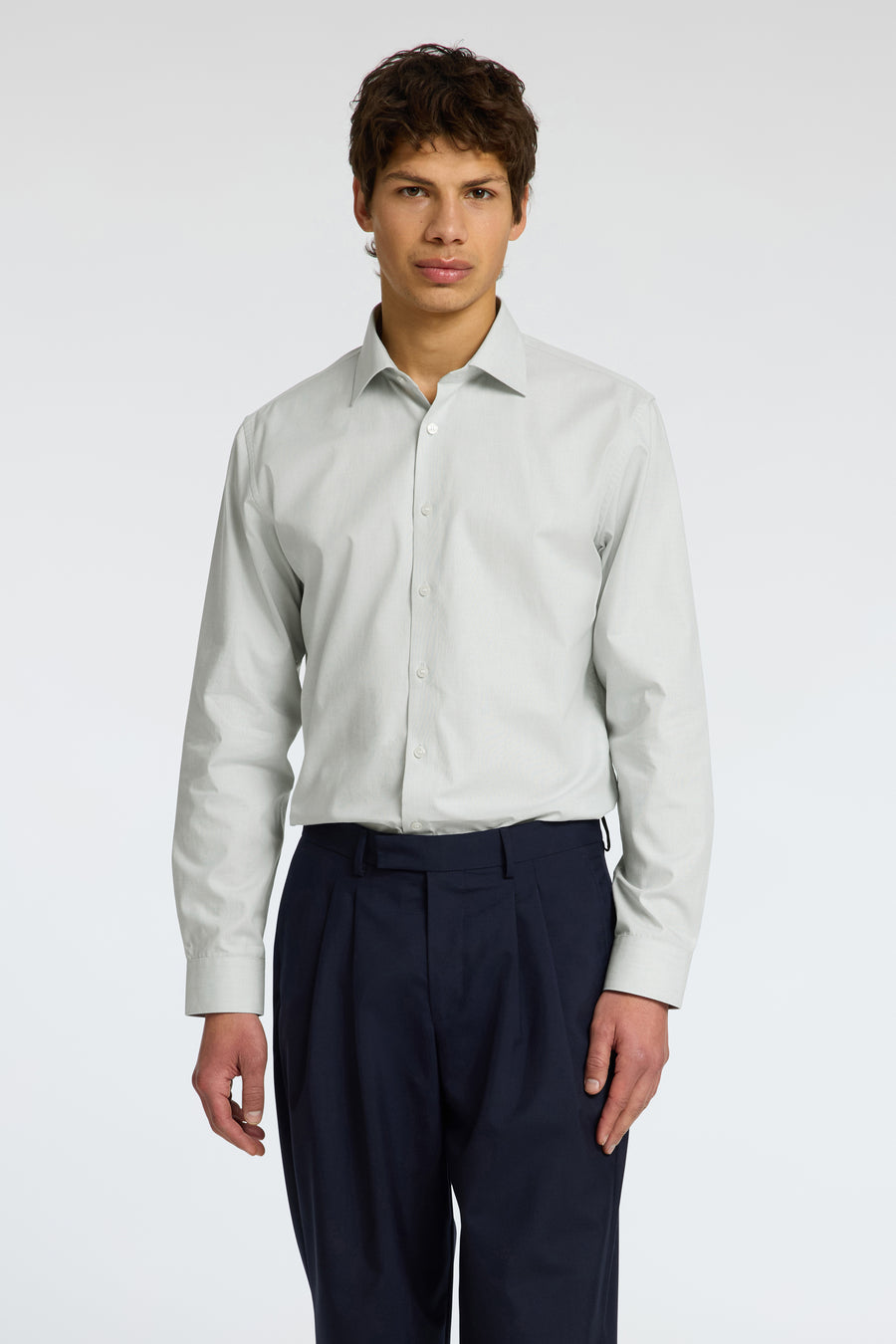 Chemise à manches longues vert, de SELECTED, portée avec un pantalon bleu marine.
