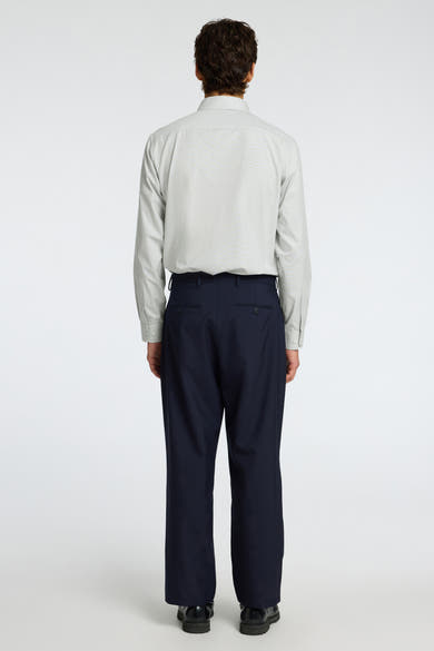 Chemise à manches longues verte de SELECTED, portée avec un pantalon bleu marine uni, vue de dos.
