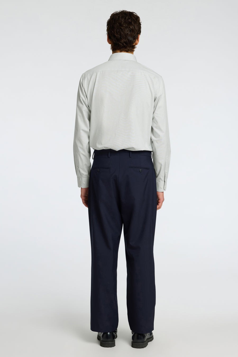 Chemise à manches longues verte de SELECTED, portée avec un pantalon bleu marine uni, vue de dos.
