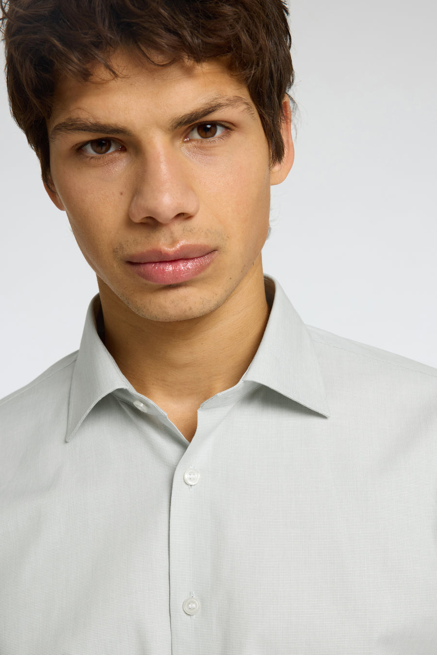 Chemise à manches longues verte de SELECTED, en gros plan avec une texture subtile et col classique.