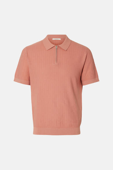 Polo rose en maille ajourée de SELECTED, avec fermeture éclair partielle et texture côtelée verticale.