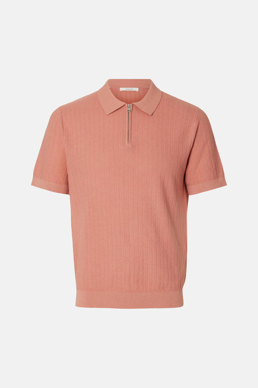 Polo rose en maille ajourée de SELECTED, avec fermeture éclair partielle et texture côtelée verticale.