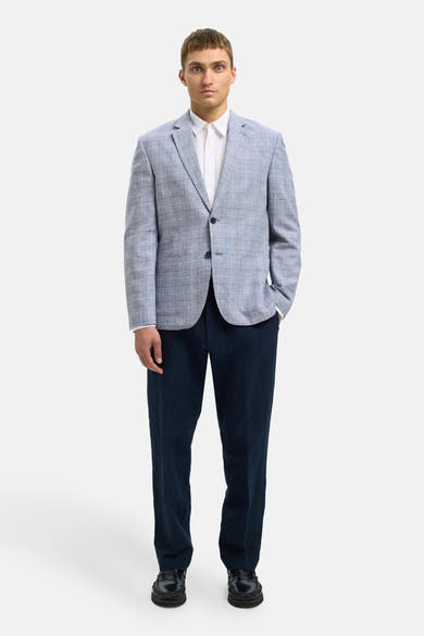 Blauwe geruite blazer van SELECTED, gedragen met een wit overhemd en een marineblauwe broek.