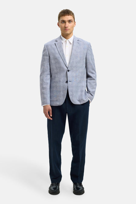 Blauwe geruite blazer van SELECTED, gedragen met een wit overhemd en een marineblauwe broek.