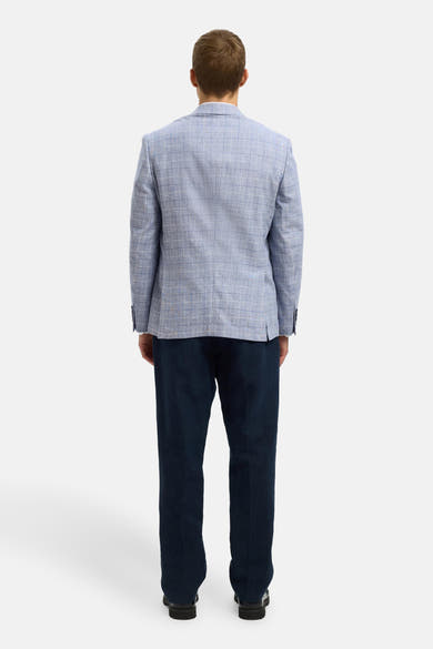 Blauwe geruite blazer van SELECTED, gedragen met een marineblauwe broek en zwarte schoenen.