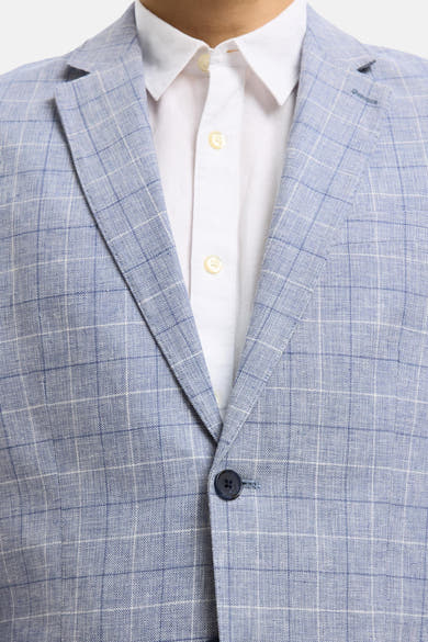 Blauwe geruite blazer van SELECTED, met een wit overhemd eronder.