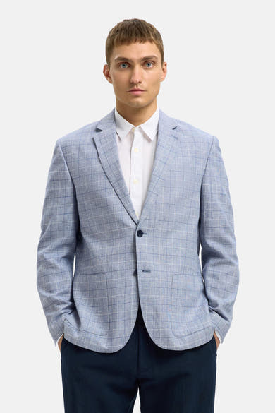Blauwe geruite blazer van SELECTED, gedragen over een wit overhemd en een marineblauwe broek.