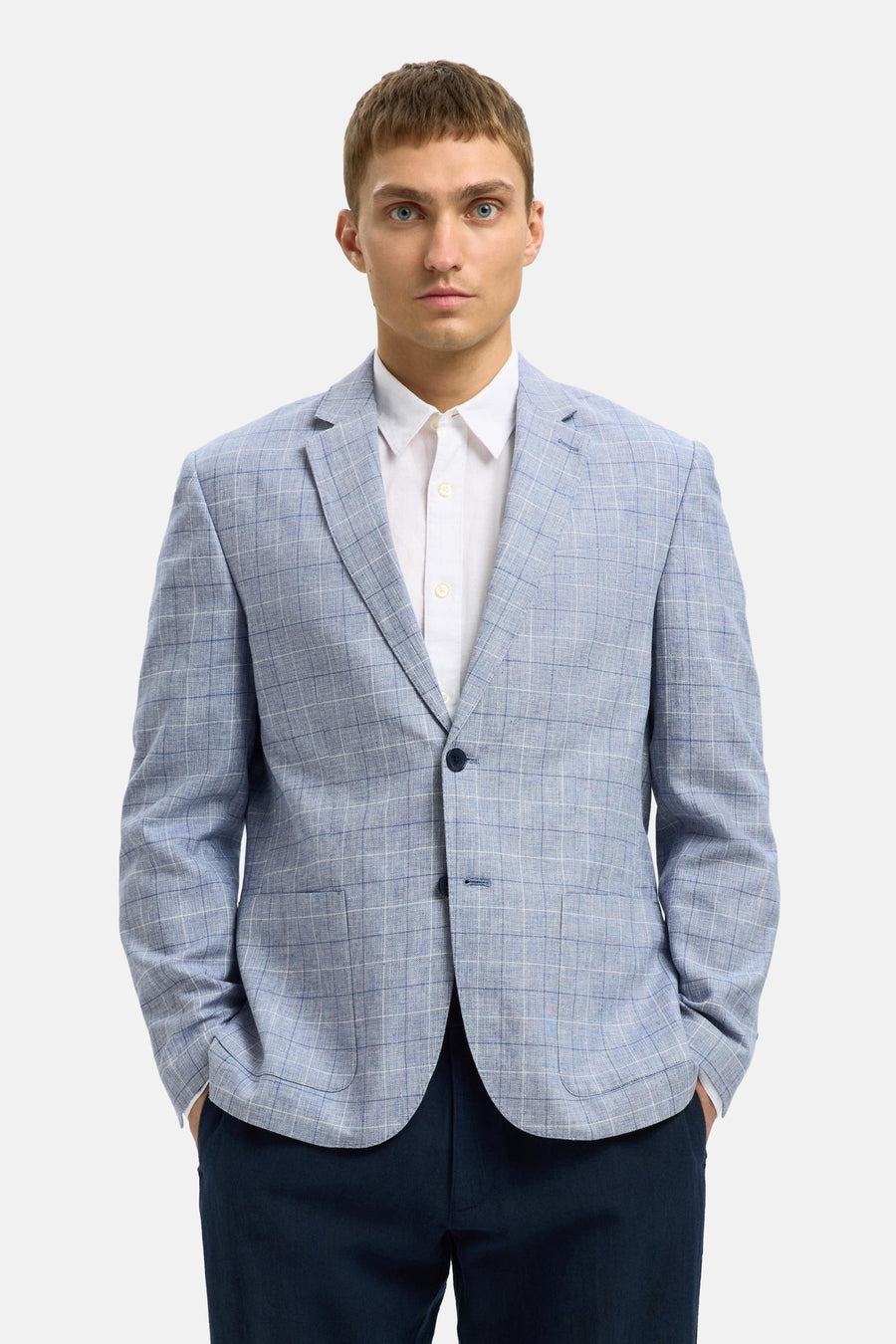 Blauwe geruite blazer van SELECTED, gedragen over een wit overhemd en een marineblauwe broek.