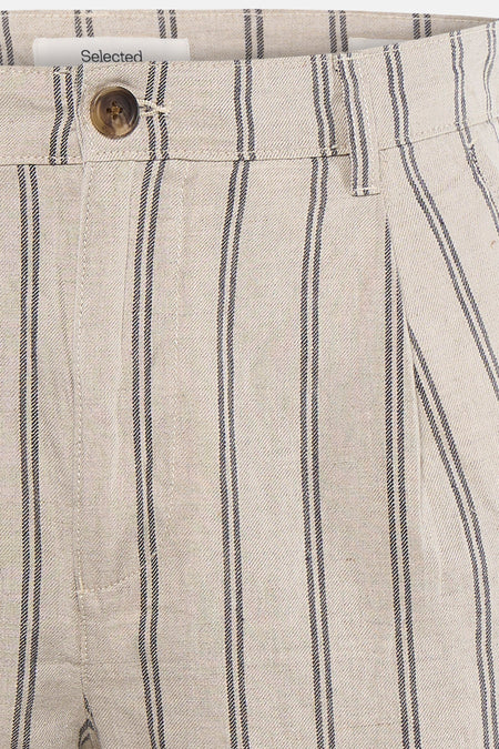 Short écru de SELECTED à rayures verticales, avec un bouton marron et un pli sur le devant.