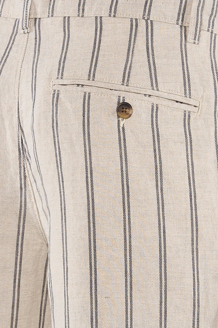 Short écru en tissu texturé de SELECTED à rayures verticales fines noires, avec une poche passepoilée fermée par un bouton marron.