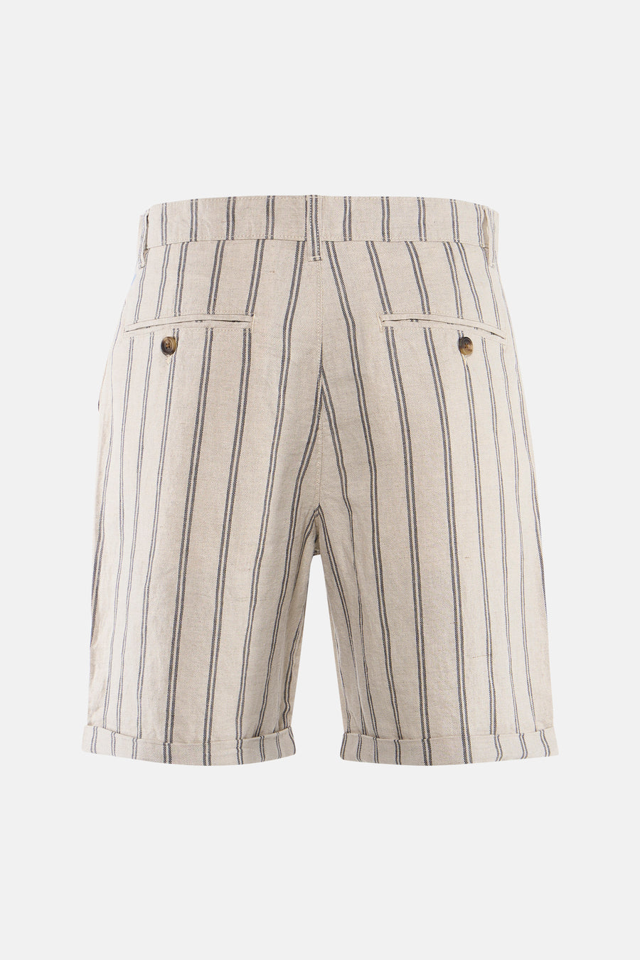 Short écru en tissu texturé de SELECTED, à rayures verticales bleu marine, avec deux poches arrière boutonnées et ourlets retroussés, vue de dos.