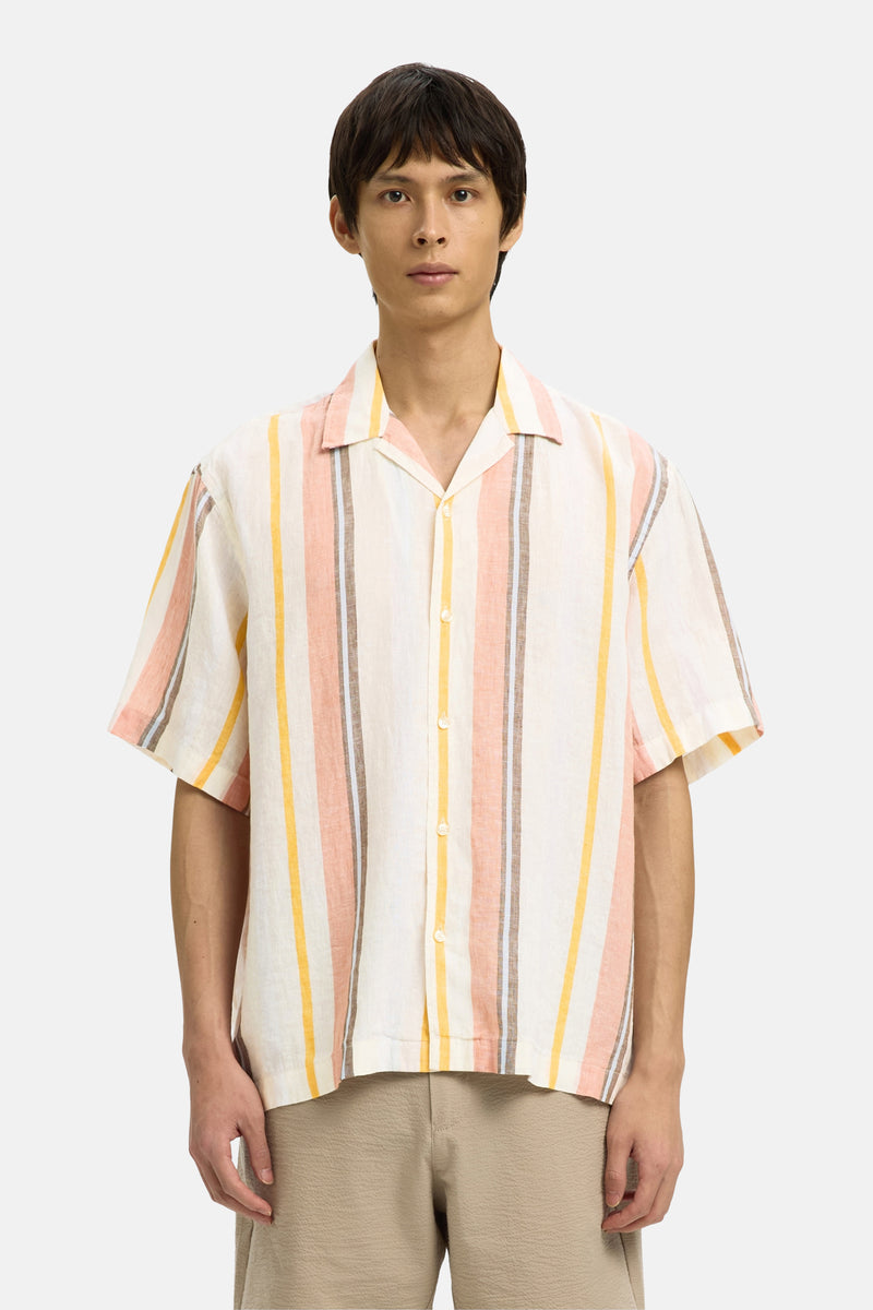 Chemise multicolore de SELECTED, en lin à rayures verticales crème, pêche, jaune et marron, à manches courtes et col cubain.