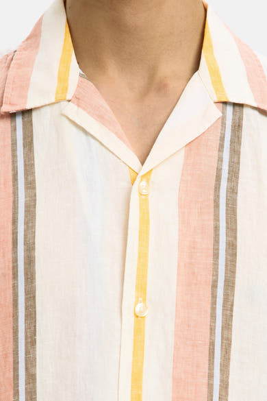 Chemise multicolore en lin de SELECTED à rayures verticales pêche, crème, jaune, bleu clair et marron, avec col ouvert.