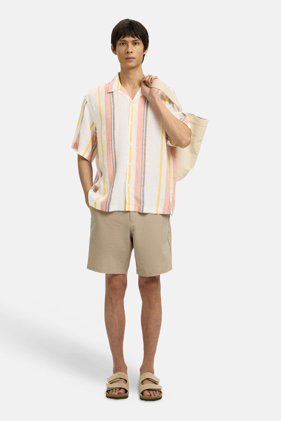 Chemise multicolore à manches courtes de SELECTED, à rayures verticales, portée avec un short beige.