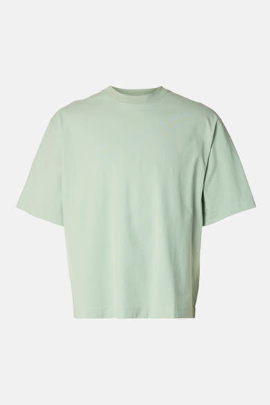 T-shirt à manches courtes vert de SELECTED, coupe décontractée sur un fond uni.