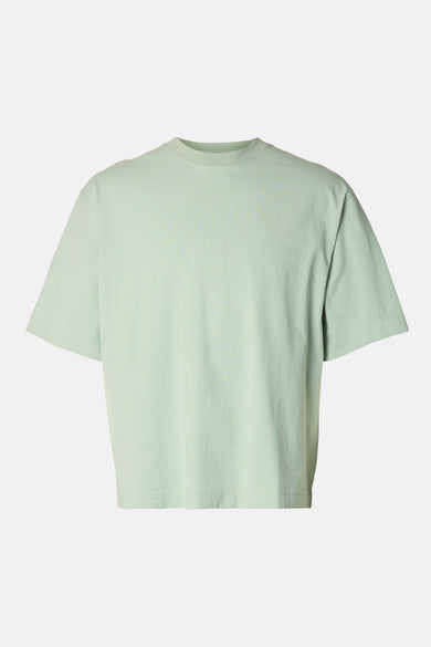 T-shirt à manches courtes vert de SELECTED, coupe décontractée sur un fond uni.