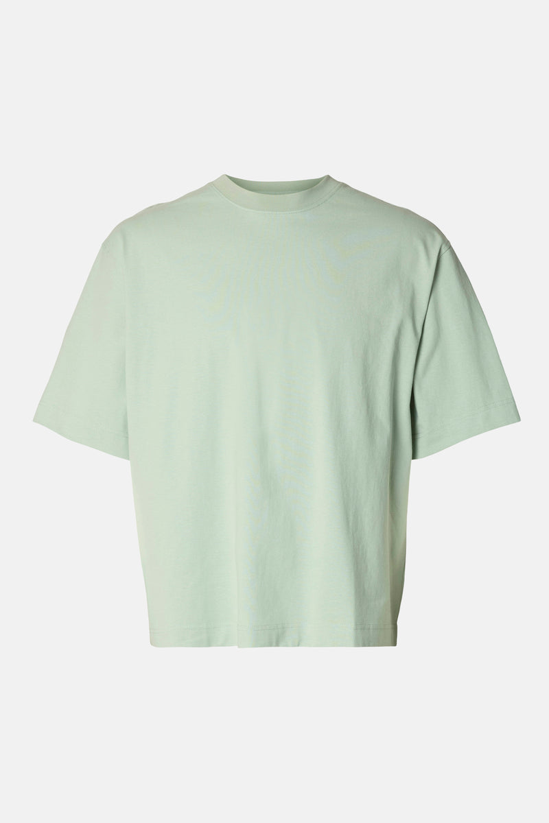 T-shirt à manches courtes vert de SELECTED, coupe décontractée sur un fond uni.