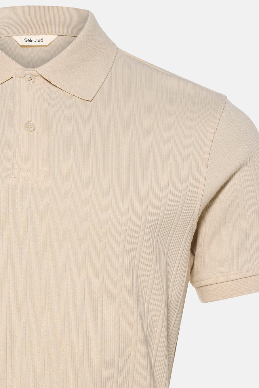 Beige poloshirt in ribgebreide stof van SELECTED, met knoopsluiting en ton-sur-ton afwerkingen.