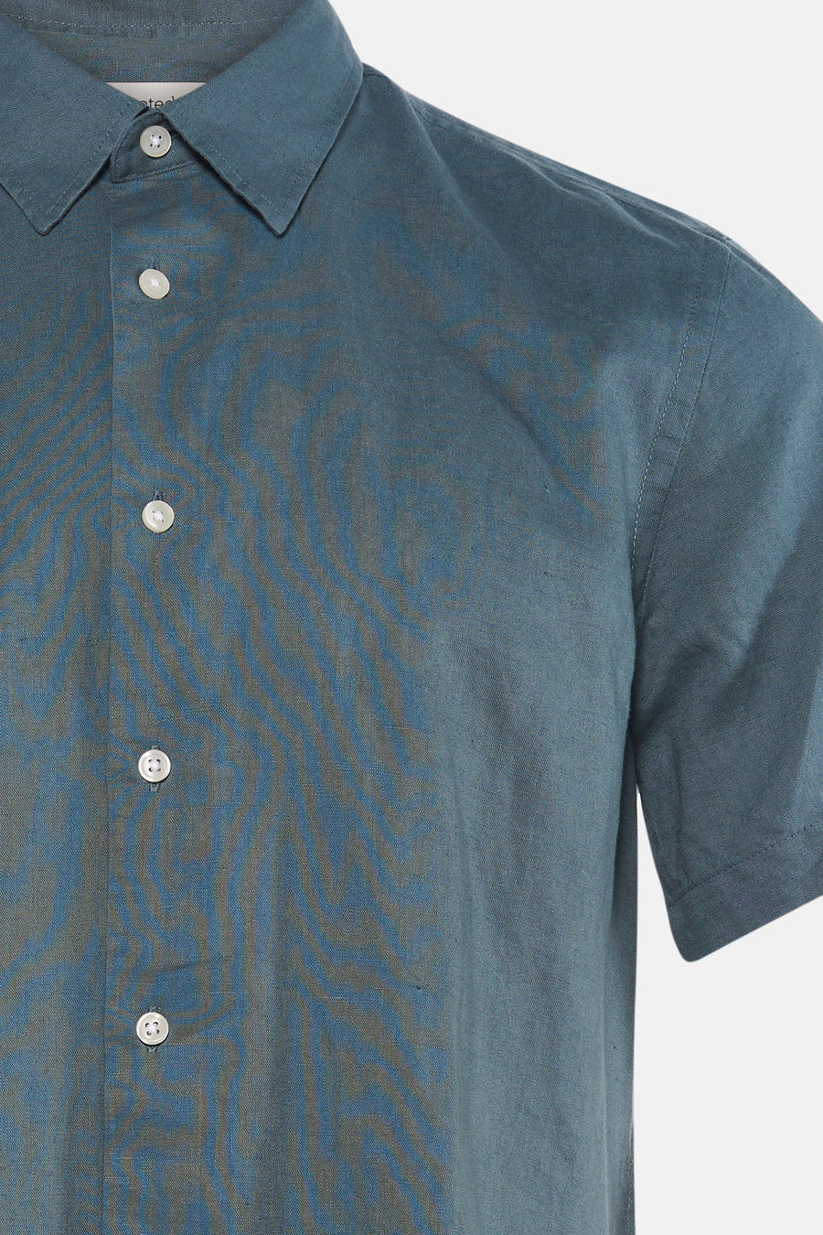 Chemise à manches courtes bleu-vert de SELECTED avec boutons clairs et tissu texturé bicolore à motif ondulé.