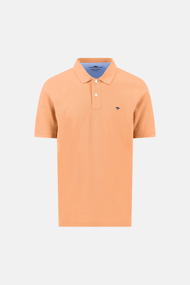 Polo orange en coton, par FYNCH-HATTON, avec un petit logo brodé et patte de boutonnage blanche.
