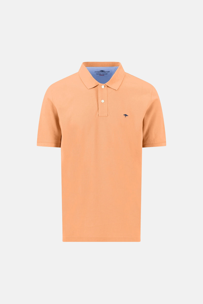 Polo orange en coton, par FYNCH-HATTON, avec un petit logo brodé et patte de boutonnage blanche.