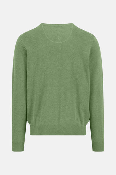 Pull à col rond vert de FYNCH-HATTON, en maille fine et unie sur fond neutre.