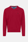 Pull à col en V rouge de FYNCH-HATTON avec logo brodé discret sur la poitrine.
