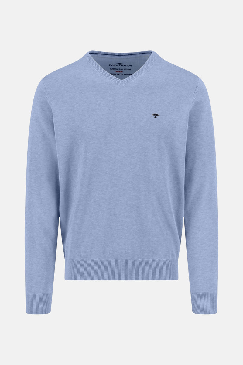 Pull à col en V bleu de FYNCH-HATTON, avec logo discret brodé sur la poitrine.