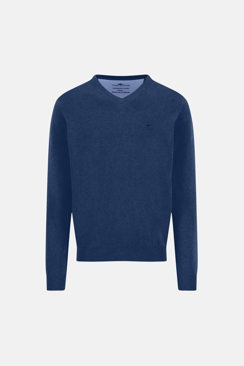 Blauwe V-hals trui van FYNCH-HATTON, in effen textuurgebreid, plat gepresenteerd op een lichte achtergrond.