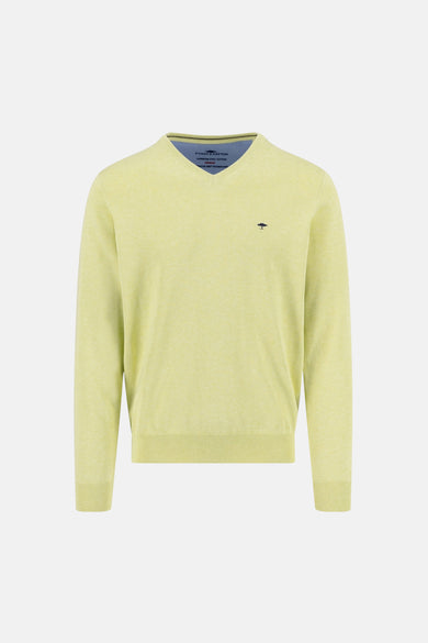 Pull à col en V vert par FYNCH-HATTON avec logo discret.