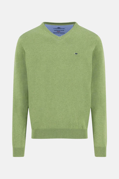 Pull à col en V vert par FYNCH-HATTON, avec un logo brodé discret sur la poitrine.