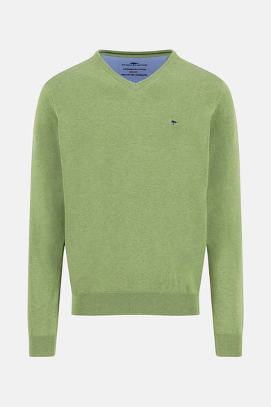 Pull à col en V vert par FYNCH-HATTON, avec un logo brodé discret sur la poitrine.
