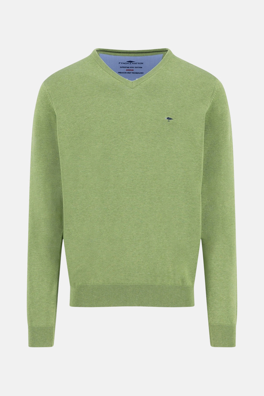 Pull à col en V vert par FYNCH-HATTON, avec un logo brodé discret sur la poitrine.