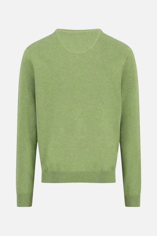 Pull à col en V vert de FYNCH-HATTON sur un fond uni.