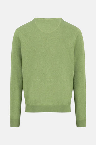 Pull à col en V vert de FYNCH-HATTON sur un fond uni.