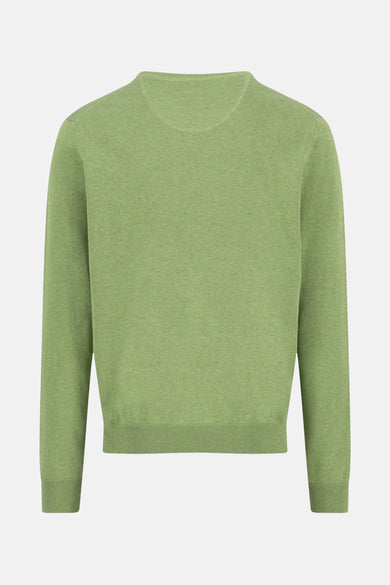 Pull à col en V vert de FYNCH-HATTON sur un fond uni.