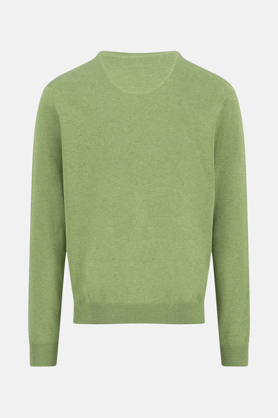 Pull à col en V vert de FYNCH-HATTON sur un fond uni.
