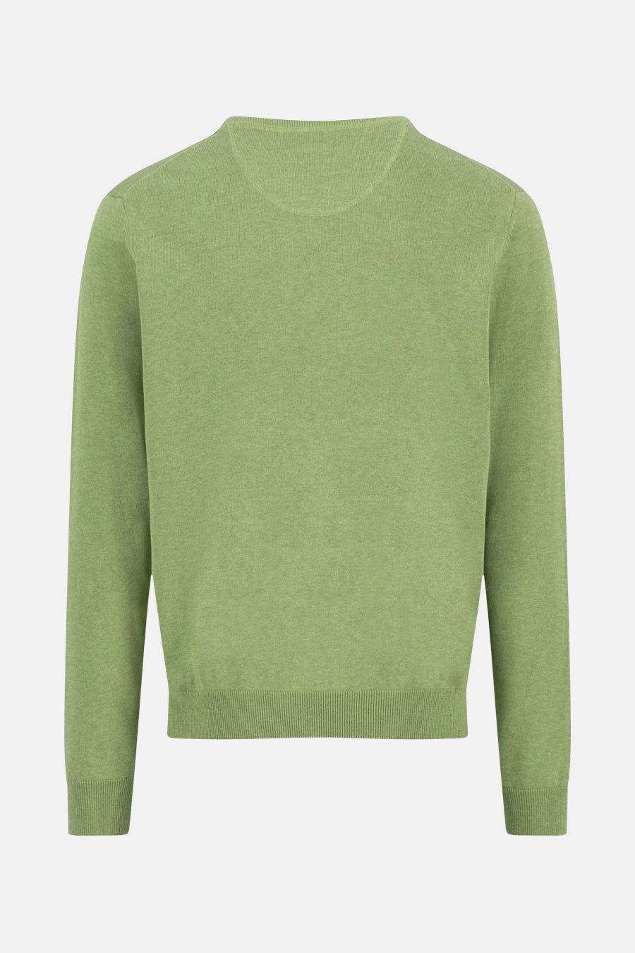 Pull à col en V vert de FYNCH-HATTON sur un fond uni.