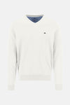 Pull à col en V écru de FYNCH-HATTON, avec logo brodé discret sur la poitrine.