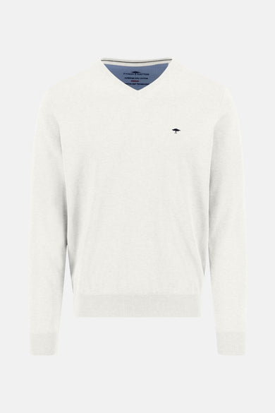 Pull à col en V écru de FYNCH-HATTON, avec logo brodé discret sur la poitrine.