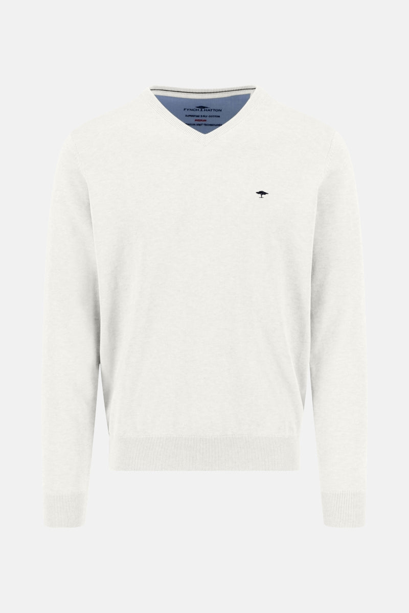 Pull à col en V écru de FYNCH-HATTON, avec logo brodé discret sur la poitrine.