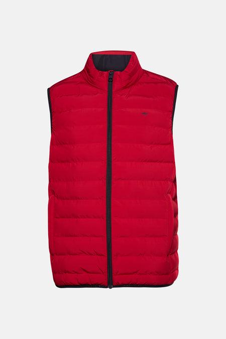 Veste sans manches rouge de FYNCH-HATTON avec fermeture éclair noire et coupe matelassée.