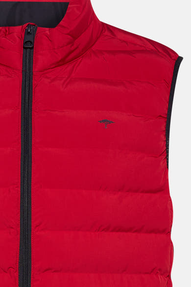 Veste sans manches rouge de FYNCH-HATTON avec fermeture éclair et motif discret.