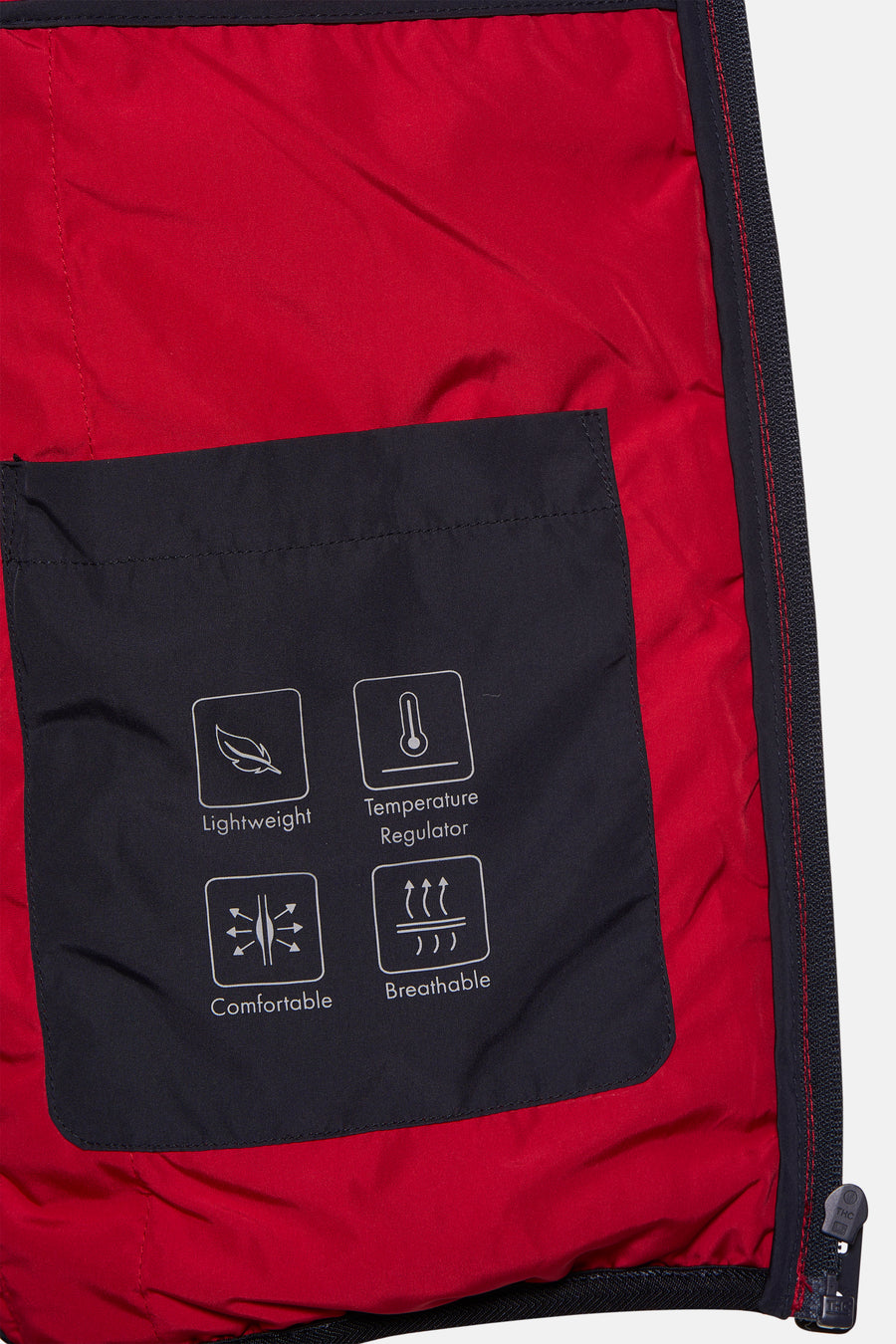 Rode mouwloze jas van FYNCH-HATTON, met een gedrukte zak die de productkenwalh aangeeft.