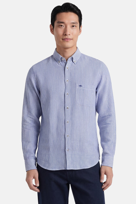 Chemise à manches longues bleue à rayures blanches de FYNCH-HATTON, avec col boutonné et poche poitrine brodée.