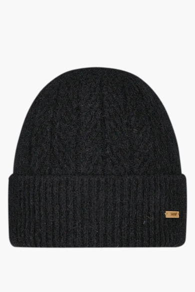 Zwarte muts van Barts, met klein logo-label aan de zijkant, gedragen met een geruite jas.