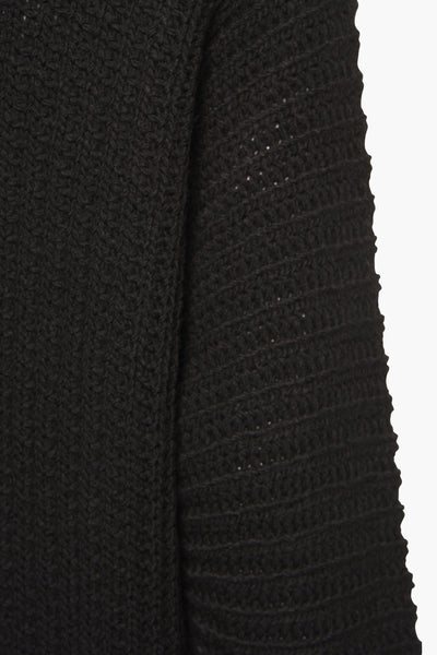 Gilet noir en maille ajourée de Terra di Siena, texture tricotée.
