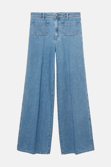 Jean large en denim bleu moyen de MANGO, avec poches plaquées sur le devant.

