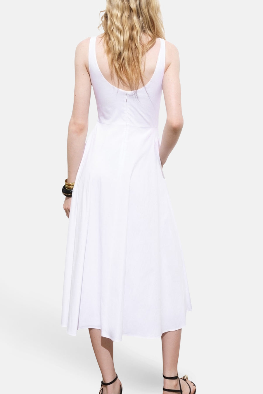 Witte jurk van MANGO, A-lijn model, midi-lengte, met ritssluiting aan de achterkant.